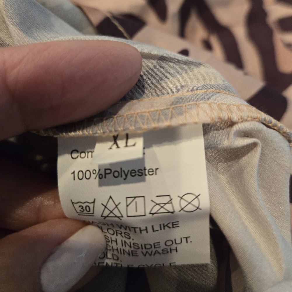 New Leopard blouse Silky fabric Oversized Animal Print. Pit To Pit 22. - Picture 6 of 6
